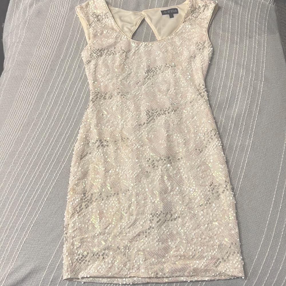 🫰 “working” in a winter wonderland 🫰 Adorable sequin mini dress! ❄️ 💎